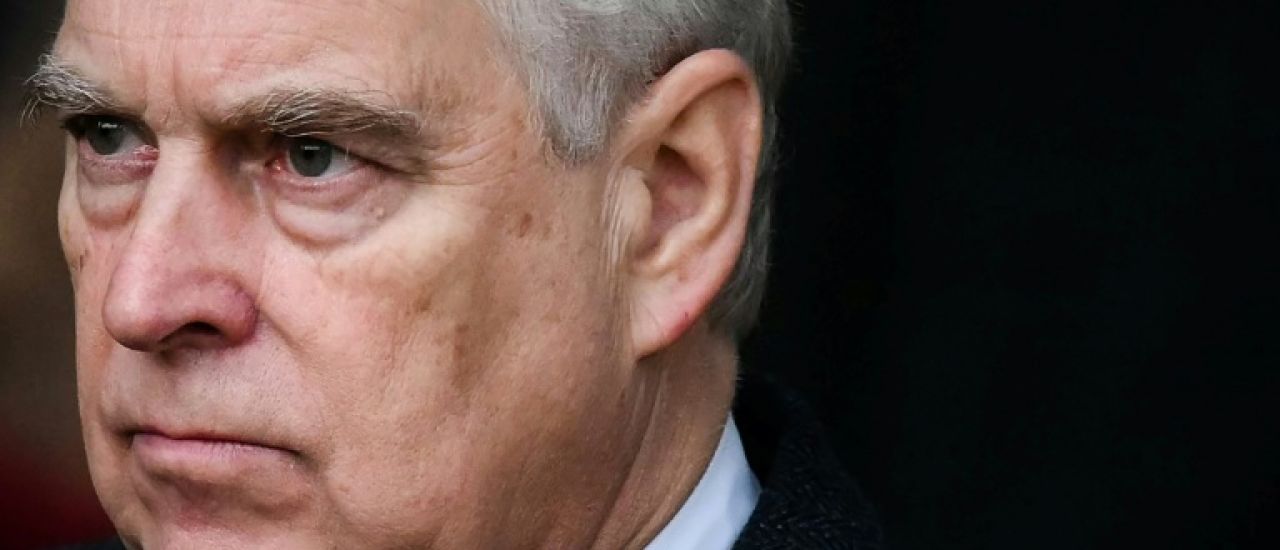Déchéance historique pour Andrew, la famille royale appelée à davantage de transparence