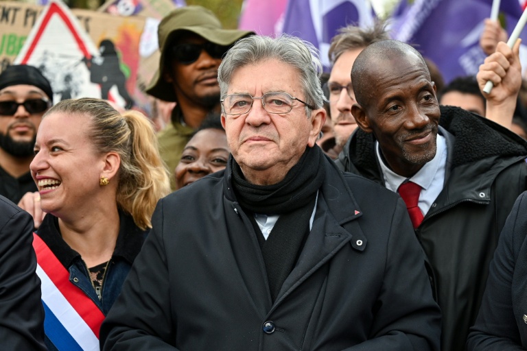 Partis invités à Matignon après les violences: "on va y aller, on va te pourrir la réunion", dit Mélenchon à Lecornu
