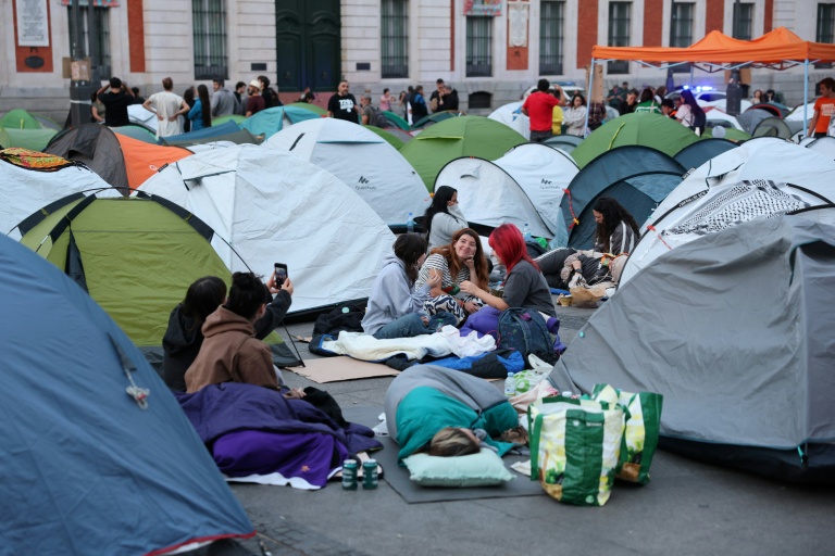 Le campement pour le droit au logement passe une deuxième nuit au centre de Madrid
