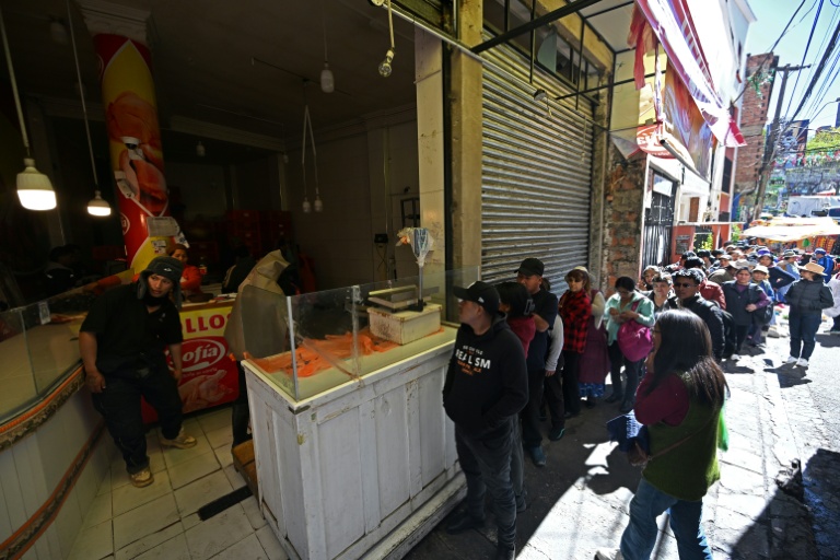 "On se dispute pour un poulet" : La Paz asphyxiée par les barrages routiers