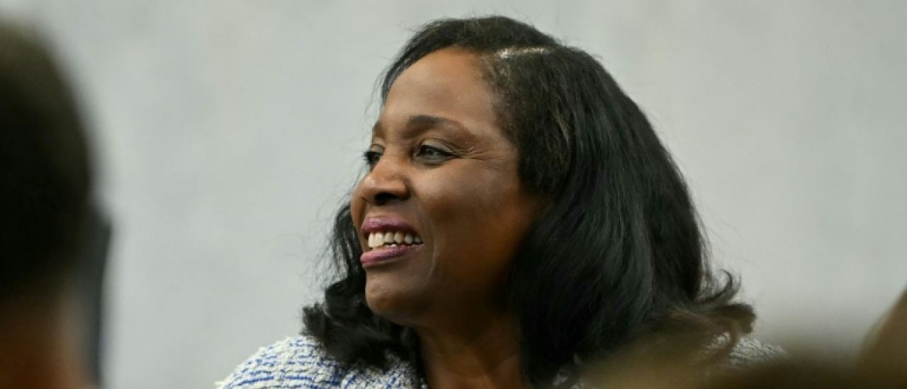 Menacée de révocation par Trump, une gouverneure de la Fed reprend la parole