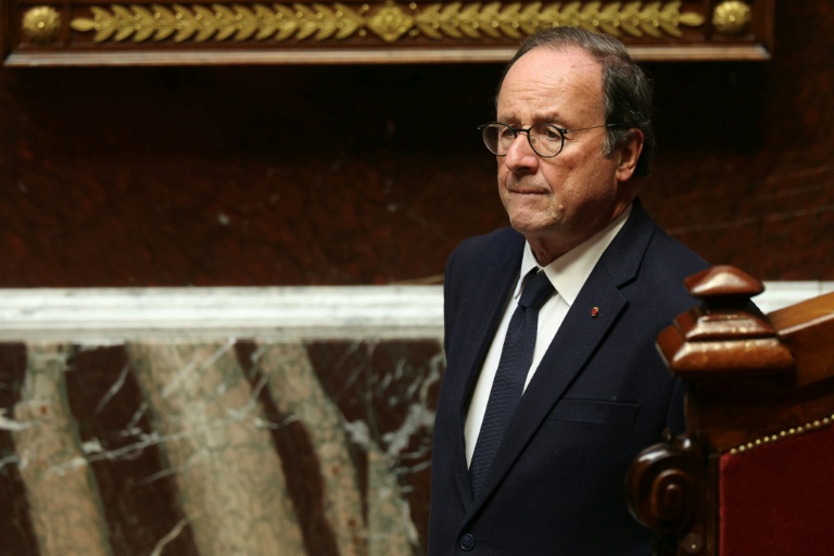 Pillages, violences : "les forces de l'ordre ont été débordées", juge Hollande