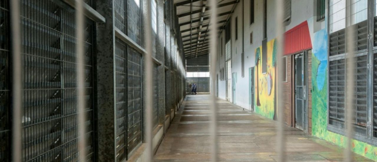 Guadeloupe: un sexagénaire braque un supermarché pour "entrer en prison" et retrouver son petit-fils