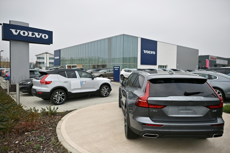 Plombé par la concurrence chinoise, Volvo Cars dans le rouge réduit encore ses effectifs, l'action s'effondre