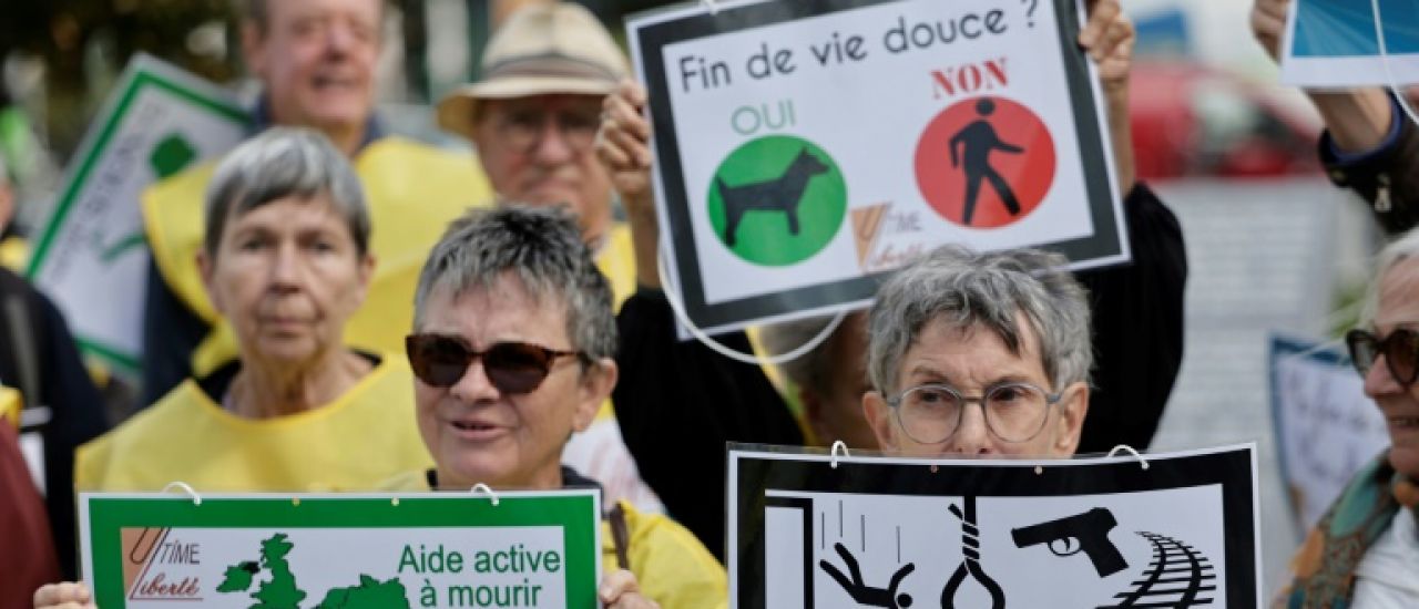 Le suicide assisté au cœur du procès à Paris de militants de l'aide à mourir
