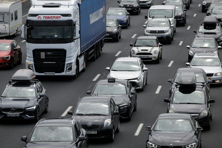 Plus de 900 km de bouchons sur fond de canicule pour les départs en vacances