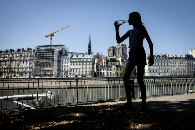 Canicule: la France va de record en record, la clim' fait débat