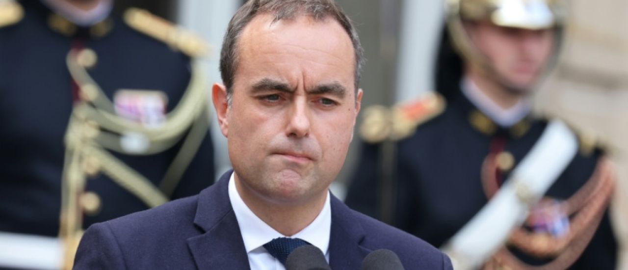 Diplôme non validé: plainte contre Lecornu, qui contre-attaque