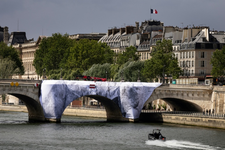 A Paris, l'artiste JR lance la transformation du Pont Neuf en "caverne" monumentale