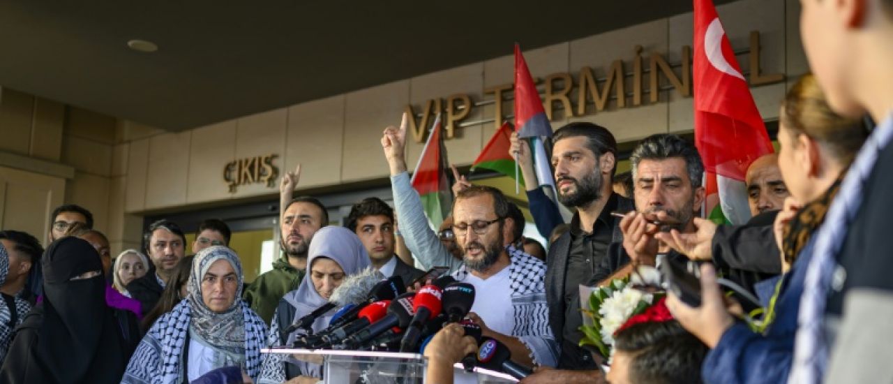 Flottille pour Gaza : "Nous avons été traités comme des animaux" dénoncent les militants expulsés Flottille pour Gaza : "Nous avons été traités comme des animaux" dénoncent les militants expulsés