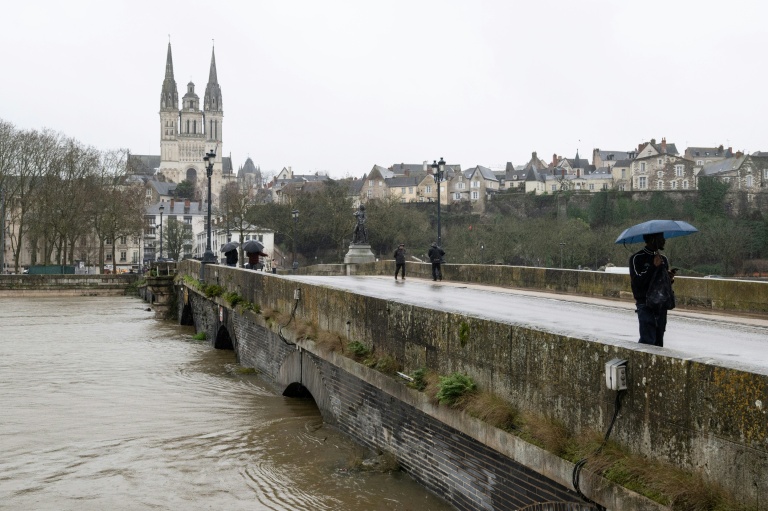 Crues: épisode "loin d'être terminé", le bas d'Angers inondé, la Loire-Atlantique en rouge