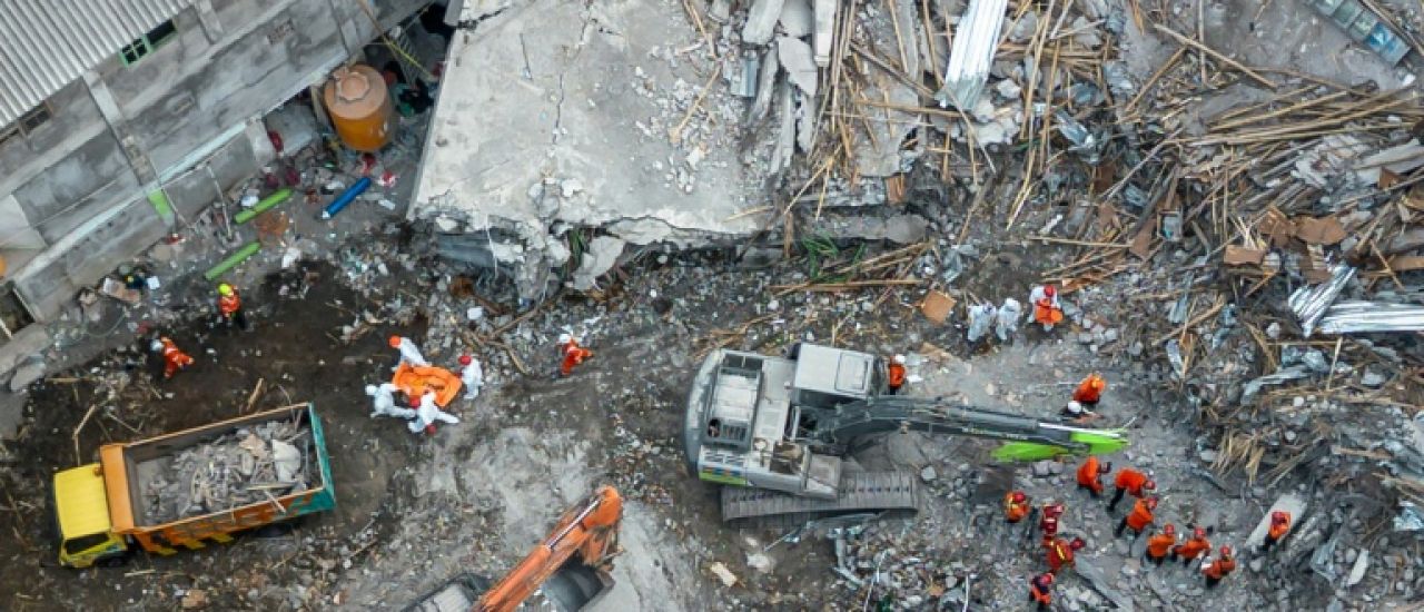 Ecole effondrée en Indonésie: le bilan monte à 37 morts