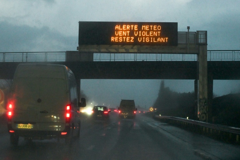 Crues et tempête Pedro: difficultés de circulation sur les routes et dans les trains