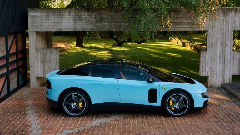 Ferrari dévoile sa première voiture électrique