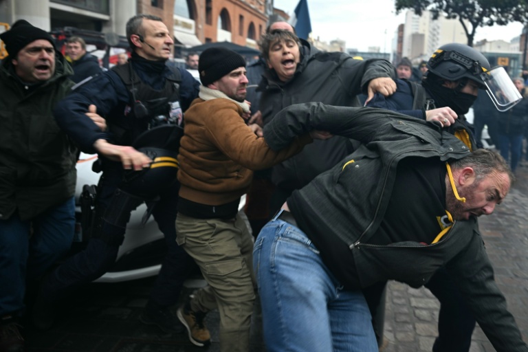Brèves échauffourées à Toulouse entre agriculteurs et policiers, six interpellations