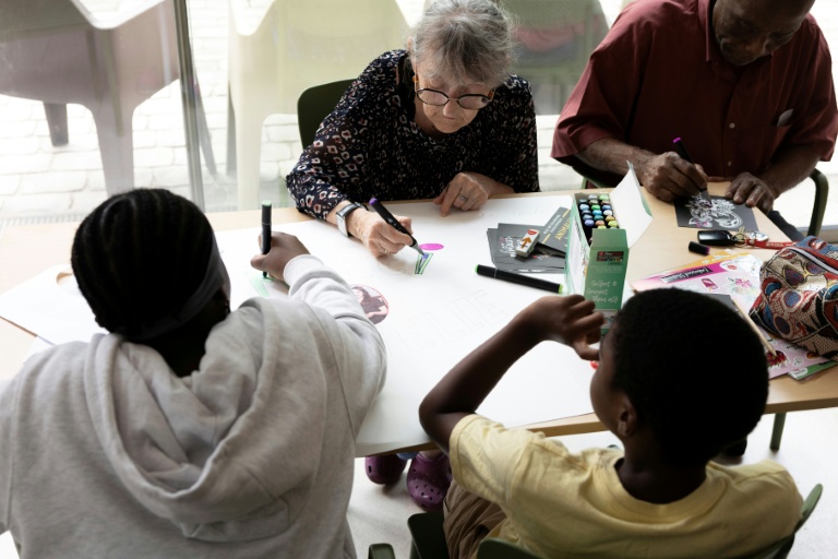 "La vieillesse me fait peur" : la cohabitation intergénérationnelle, une solution contre l'isolement des seniors