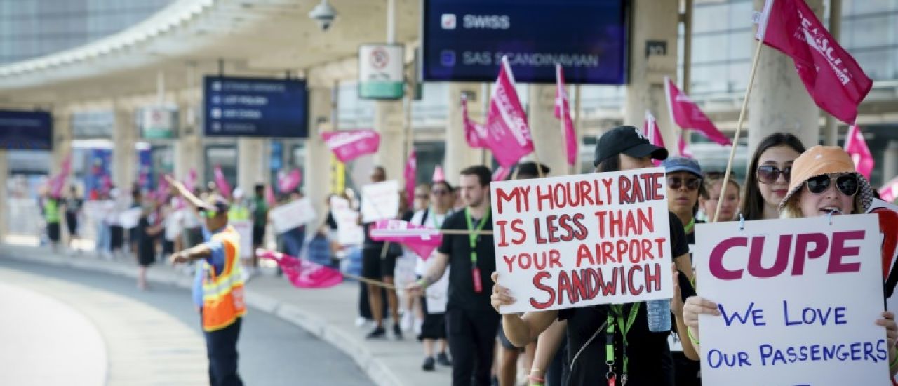 Les hôtesses et stewards d'Air Canada poursuivent leur grève, reprise des négociations