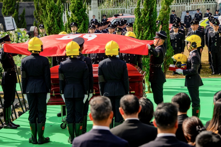 Hong Kong: une foule d'habitants pour le dernier hommage au pompier mort dans l'incendie
