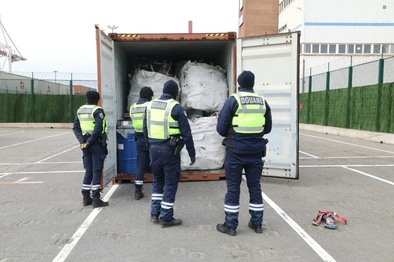 Au port de Dunkerque, douaniers et magistrats traquent les importations de cocaïne