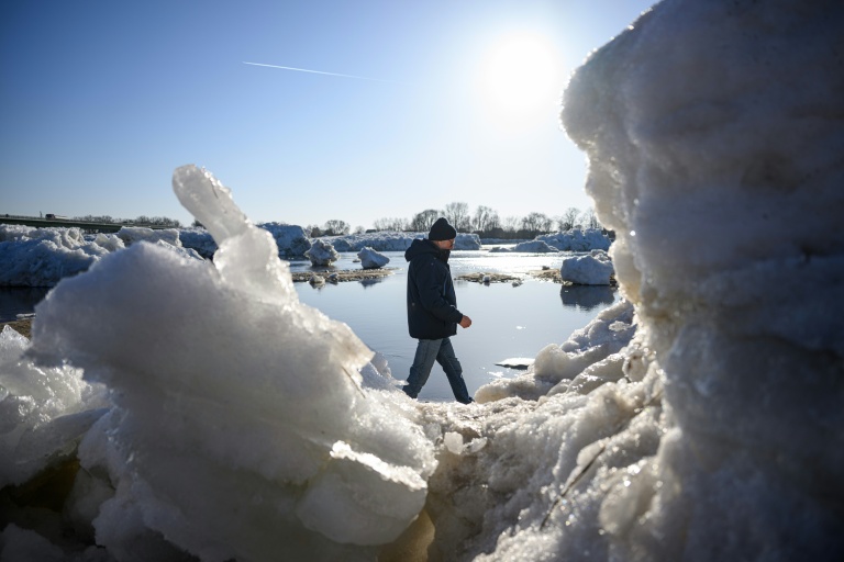 Allemagne: des blocs de glace de jusqu'à 10m de haut bloquent la navigation sur l'Elbe