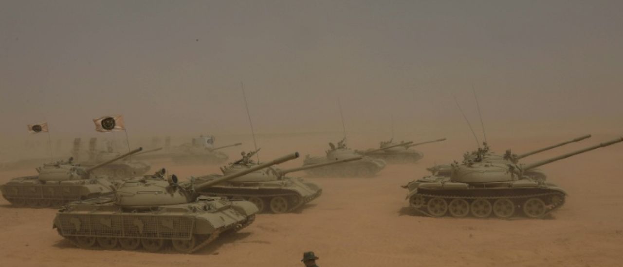 En plein désert, une démonstration de force de l'Armée nationale libyenne commandée par Haftar