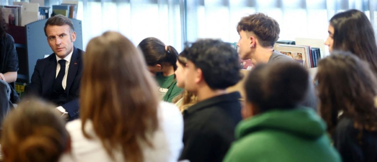 "Moi je n'ai pas vécu ça" : Macron échange avec des jeunes sur leur pratique des réseaux sociaux