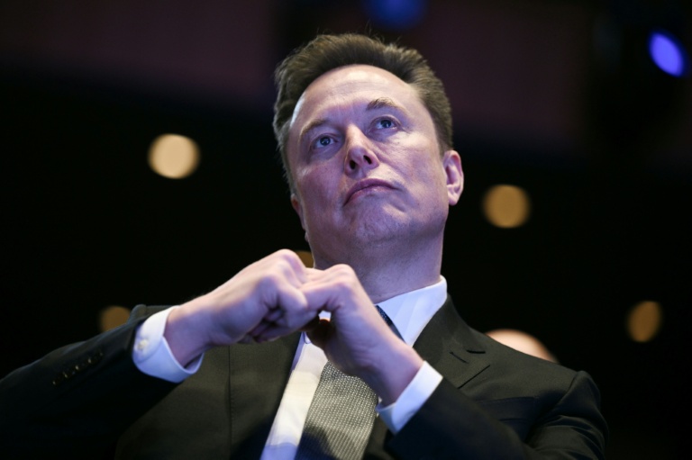 "Je n'abandonnerai jamais" : Musk contraint de défendre son projet IA