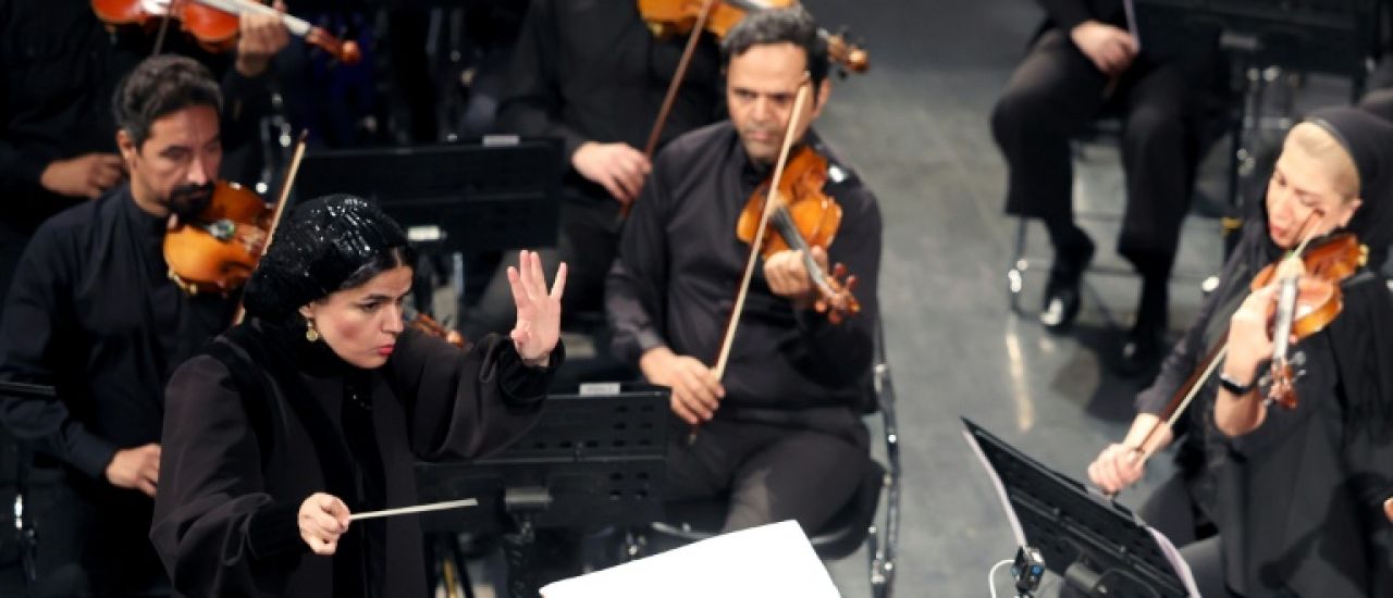 En Iran, la première femme à diriger un orchestre symphonique fait naître des vocations