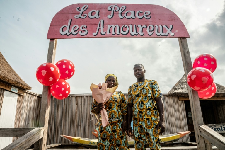 Bénin: le "canal des amoureux" de Ganvié, lieu de rencontres qui tombe peu à peu en désuétude