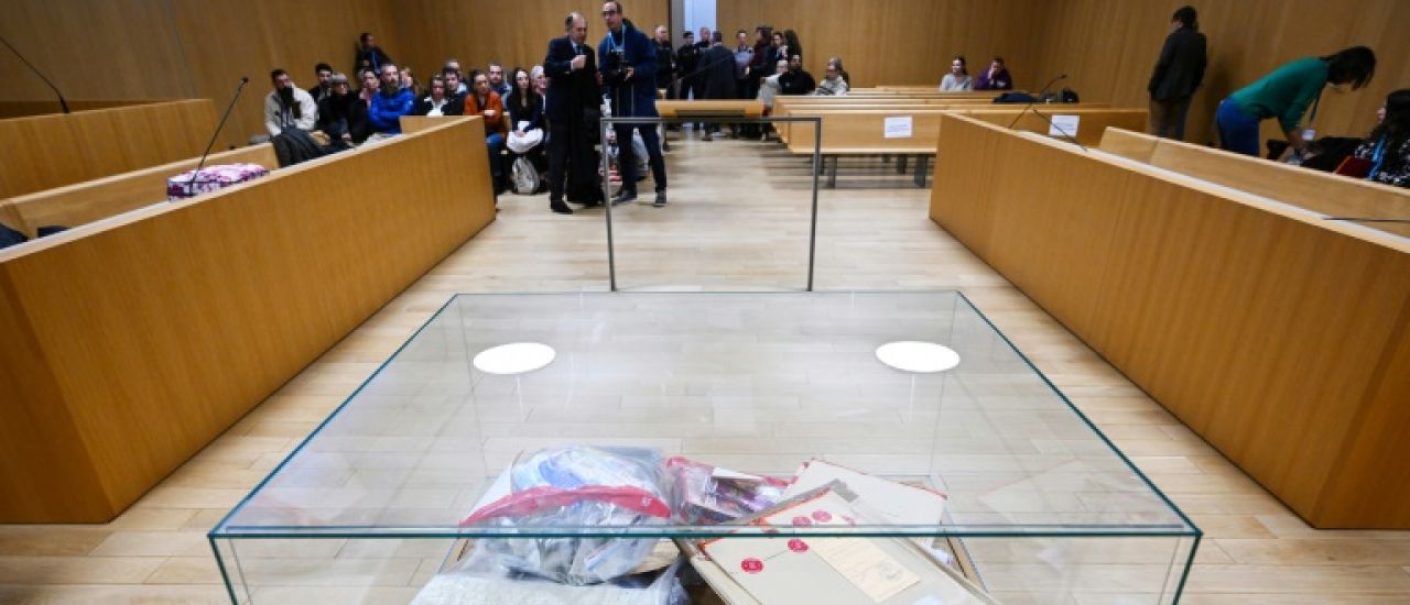 Jugée pour avoir empoisonné ses filles, la mère se dit "innocente" et nie tout mensonge