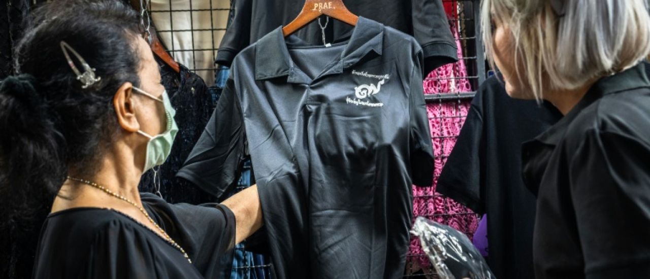 Thaïlande: après la mort de Sirikit, les vendeurs de vêtements de deuil en difficulté