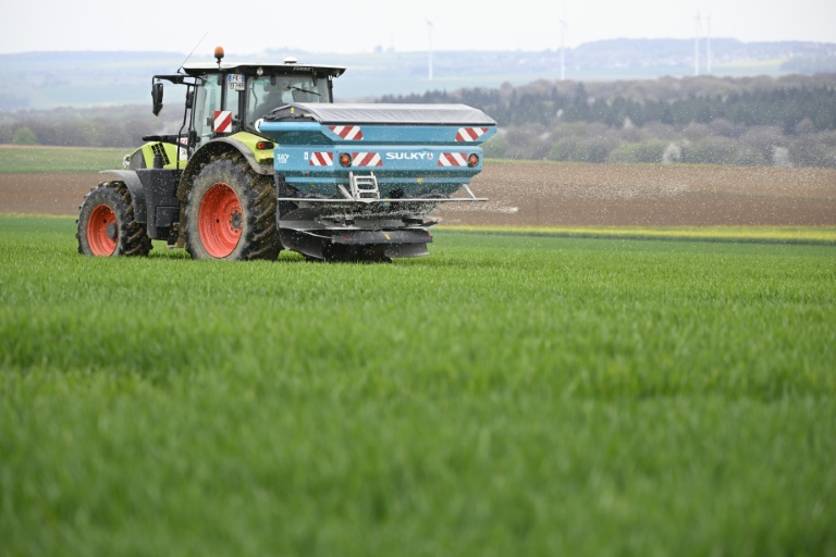 Loi d'urgence agricole: au Sénat, retour en vue pour le volet "pesticides" de la loi Duplomb