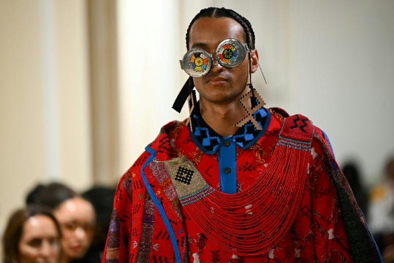 Semaine de la mode à Paris: MaXhosa porte avec style le continent africain