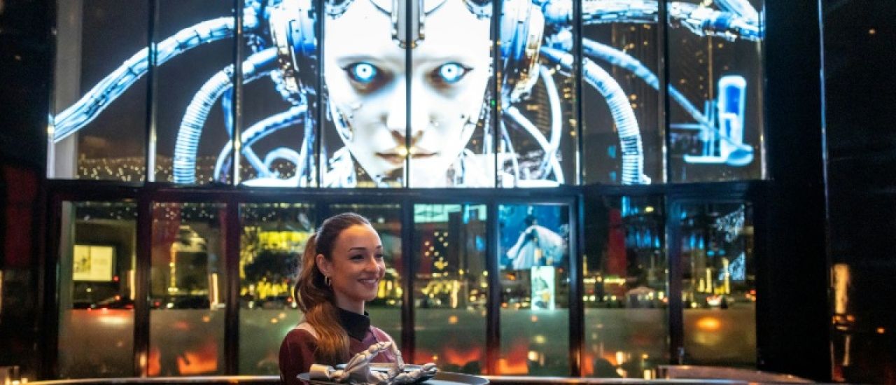 "Tartare de dinosaure" et hologrammes: un "chef IA" à Dubaï suscite curiosité et scepticisme