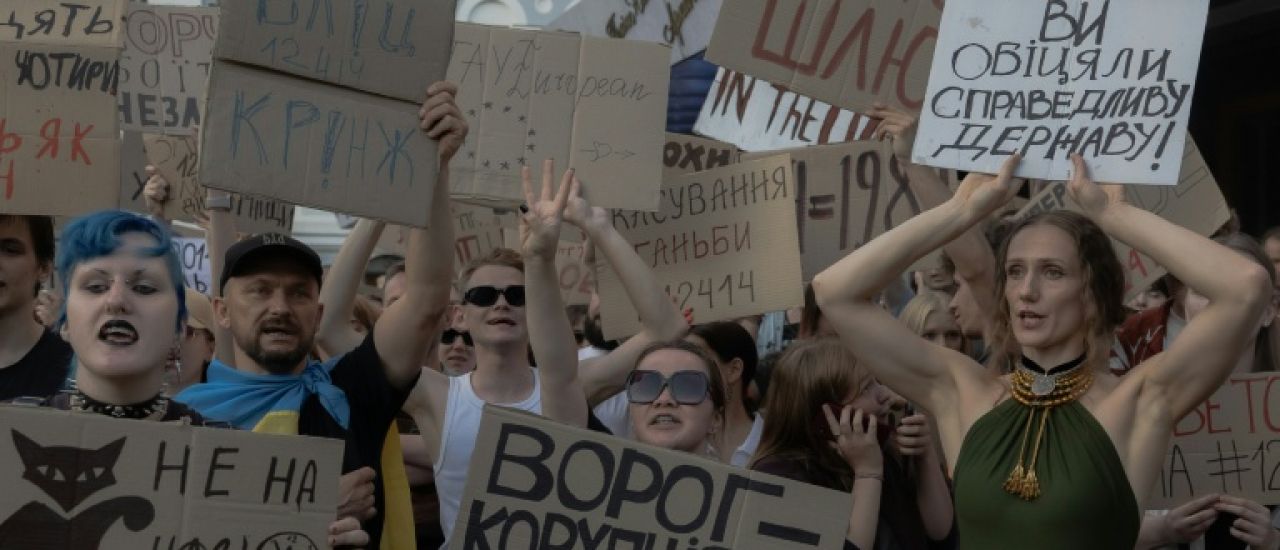 "Une Ukraine libre": à Kiev, la rue se soulève contre la loi menaçant les agences anticorruption