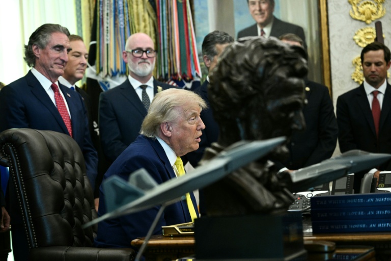 Trump débloque 700 millions de dollars pour le charbon, l'opposition furieuse