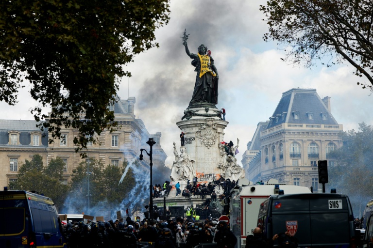 Violences en France : à l'étranger, la sidération avant la présidentielle