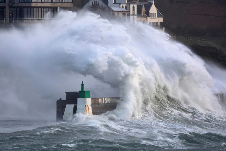Tempête Goretti: 176.000 foyers sans électricité, l'EPR de Flamanville arrêté