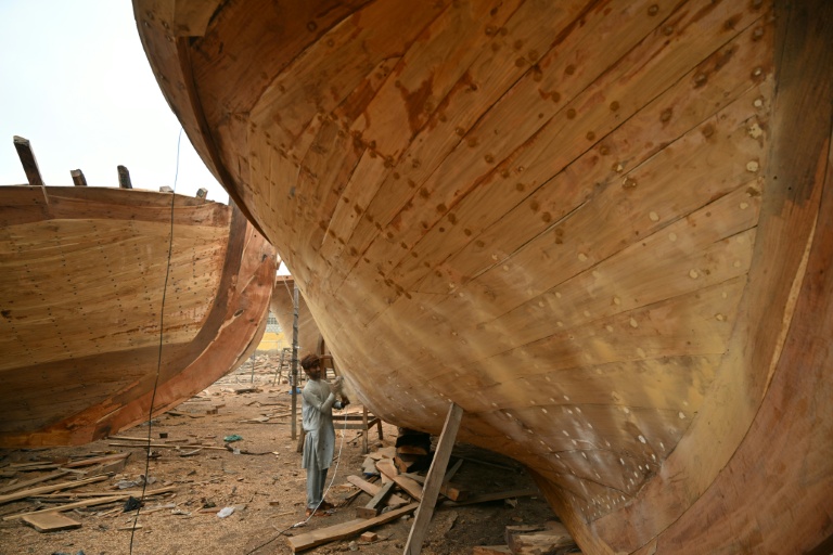 Au Pakistan, des artisans maintiennent à flot la construction manuelle de bateaux de pêche