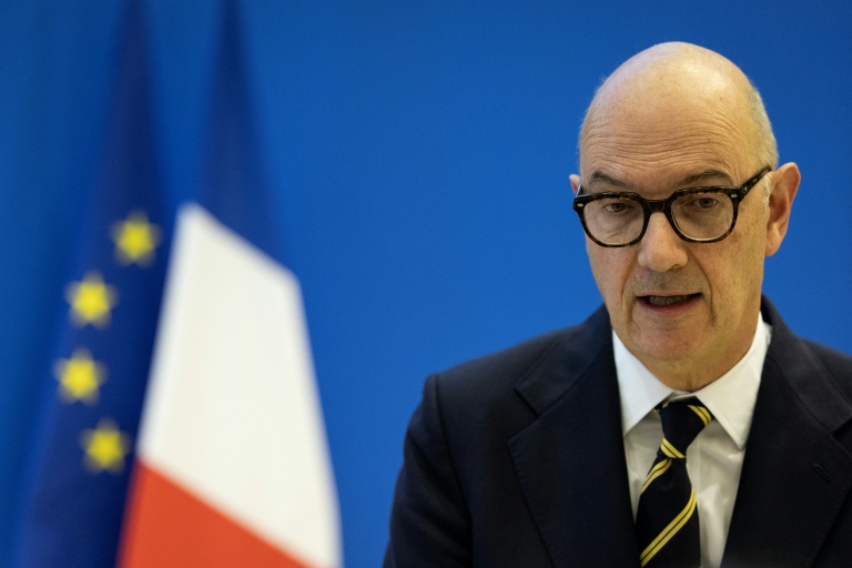 Dette française: il faut "faire des choix" pour éviter "une spirale", dit Roland Lescure