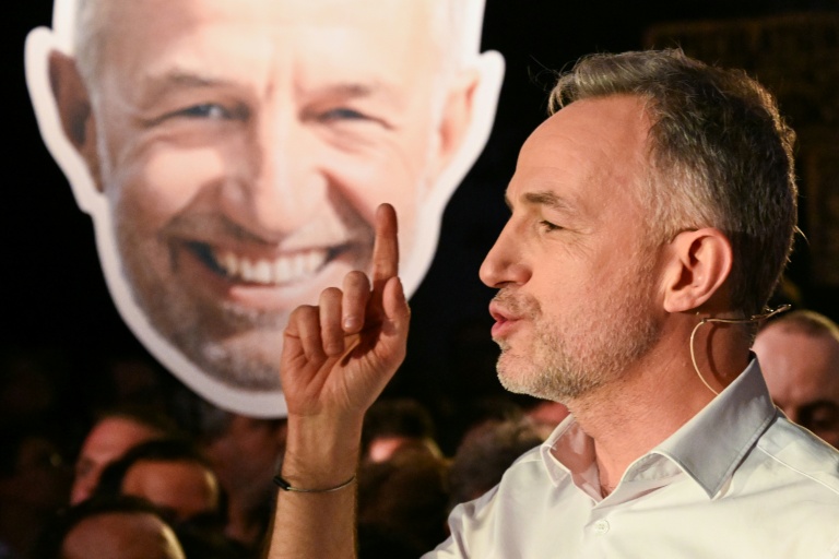 A Paris, Grégoire veut être un maire "d'hyper-proximité", "différent" d'Hidalgo