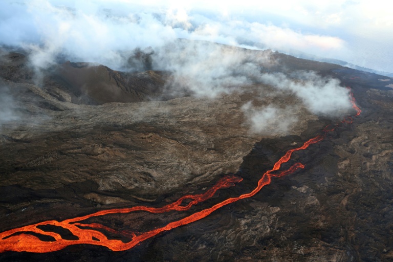 Éruption du Piton de la Fournaise: une coulée de lave menace de couper la route reliant le sud à l'est de La Réunion