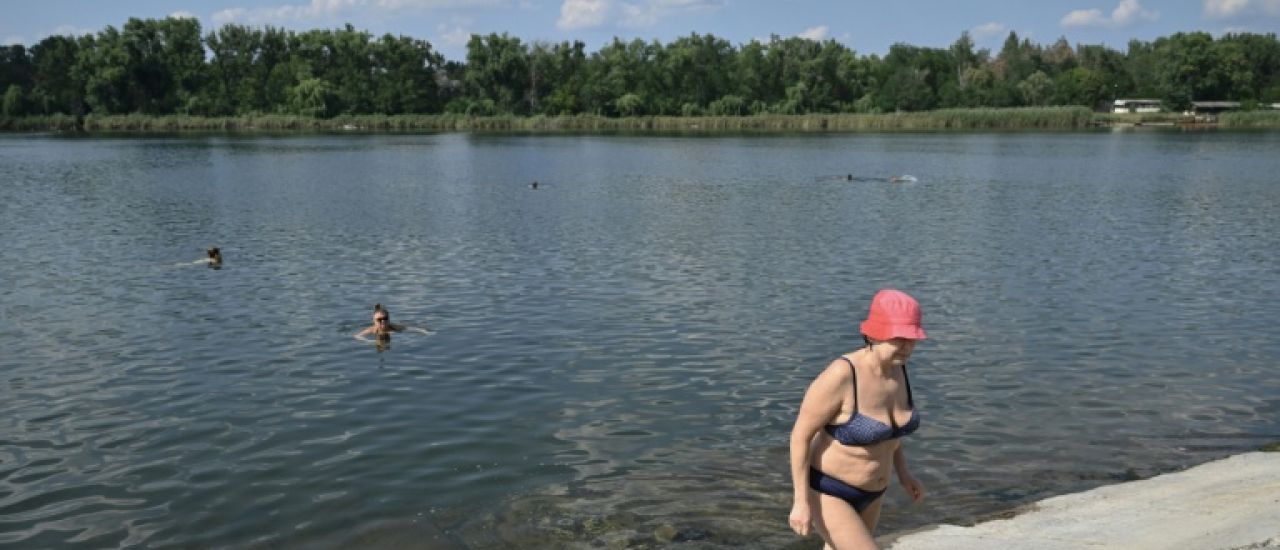 Sur les rives d'un lac, du répit et de la fraîcheur pour des Ukrainiens épuisés par la guerre