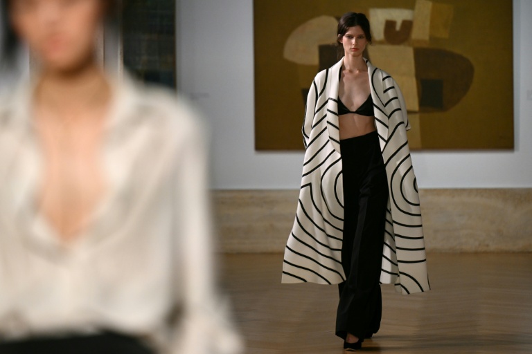 Noir, crème, romaine: premier défilé haute couture pour Chiuri chez Fendi