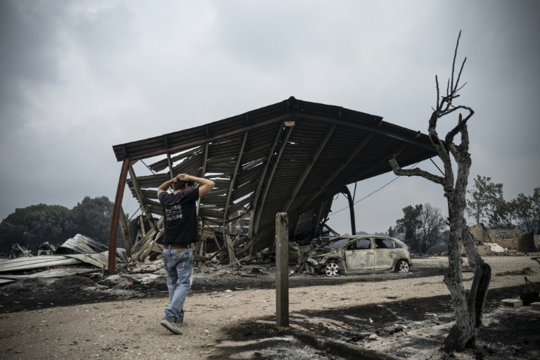 Incendies toujours non maîtrisés en France et en Espagne malgré des signes d'amélioration