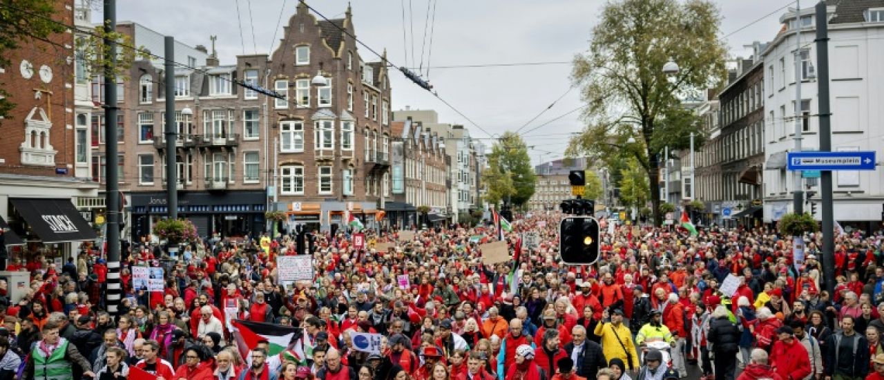 Amsterdam : une marée humaine vêtue de rouge en soutien aux Palestiniens