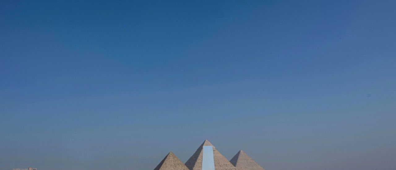 Egypte: une oeuvre monumentale de Michelangelo Pistoletto exposée au pied des pyramides