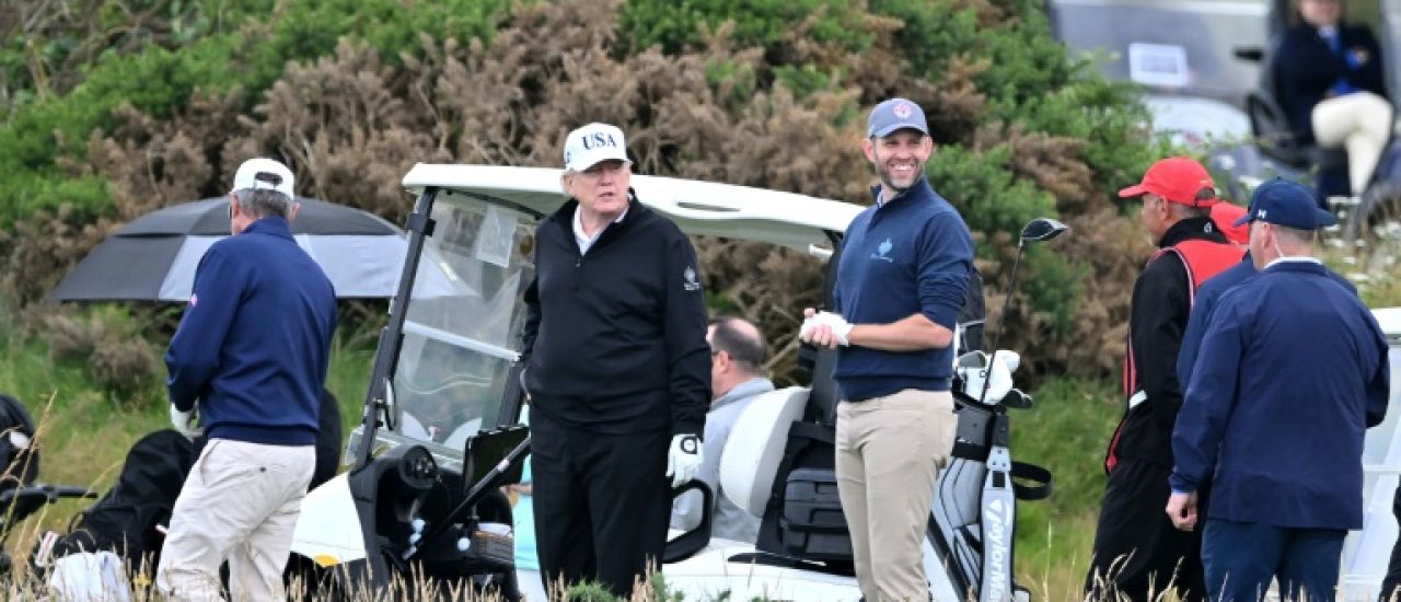 En Ecosse, Trump joue au golf tandis que des centaines de personnes manifestent contre sa visite