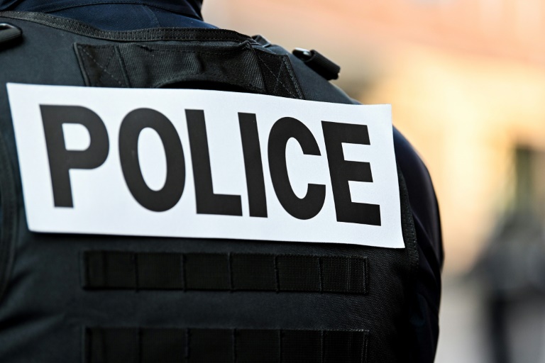 Pillages: arrêté, visage dissimulé, avec son butin devant le commissariat