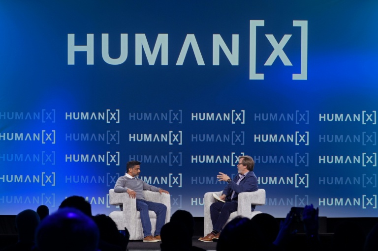 Faut-il "arrêter d'embaucher des humains" ? La Silicon Valley face à la révolution du travail avec l'IA